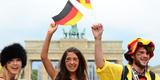 Milhares de alemes assistiro  grande deciso da Copa no Porto de Brandemburgo, em Berlim