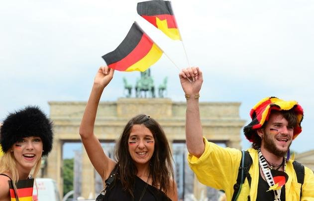 Milhares de alemes assistiro  grande deciso da Copa no Porto de Brandemburgo, em Berlim