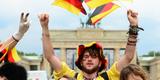 Milhares de alemes assistiro  grande deciso da Copa no Porto de Brandemburgo, em Berlim