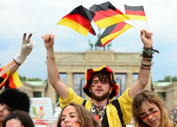 Milhares de alemes assistiro  grande deciso da Copa no Porto de Brandemburgo, em Berlim