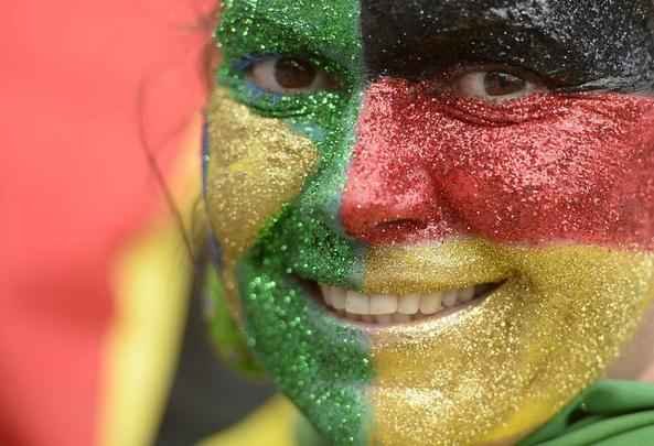 Milhares de alemes assistiro  grande deciso da Copa no Porto de Brandemburgo, em Berlim