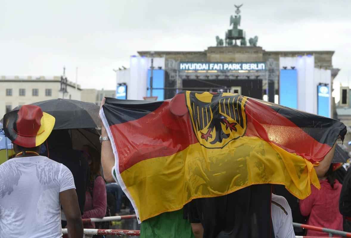 Milhares de alemes assistiro  grande deciso da Copa no Porto de Brandemburgo, em Berlim