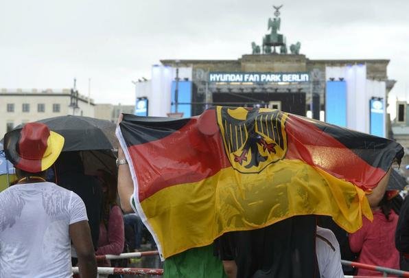 Milhares de alemes assistiro  grande deciso da Copa no Porto de Brandemburgo, em Berlim