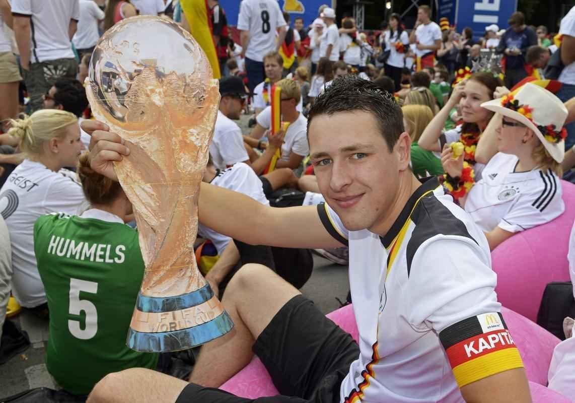 Milhares de alemes assistiro  grande deciso da Copa no Porto de Brandemburgo, em Berlim