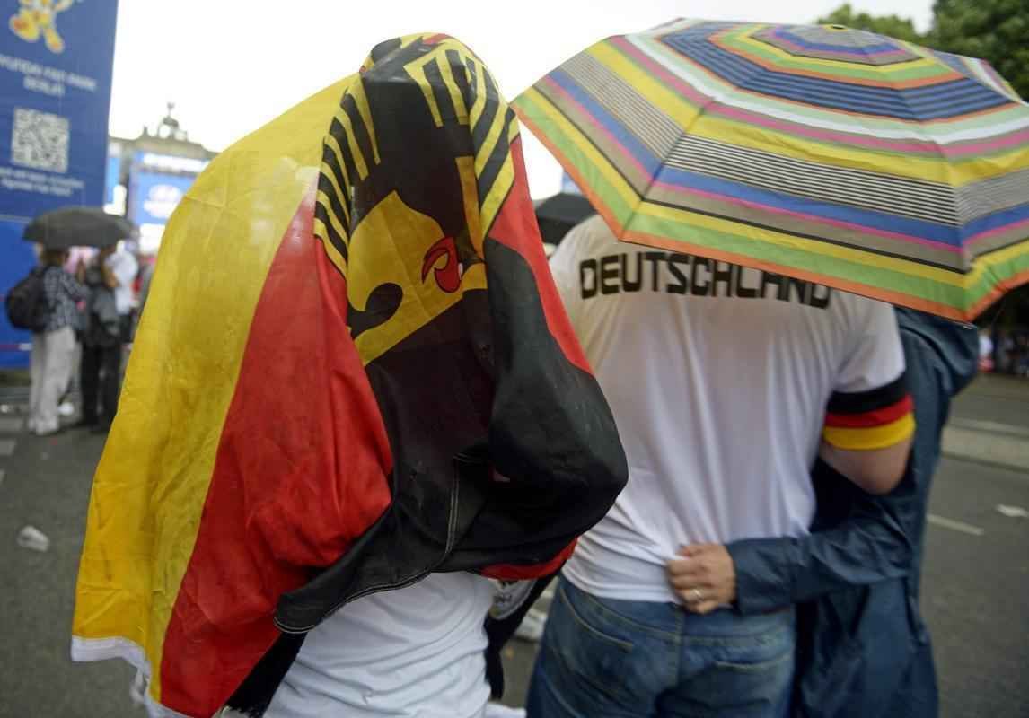 Milhares de alemes assistiro  grande deciso da Copa no Porto de Brandemburgo, em Berlim