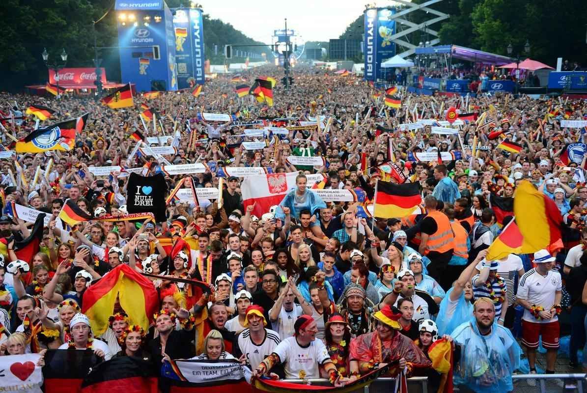 Milhares de alemes acompanham a grande deciso da Copa no Porto de Brandemburgo, em Berlim