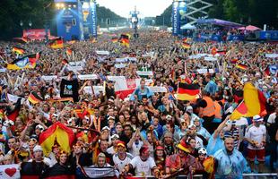 Milhares de alemães acompanham a grande decisão da Copa no Portão de Brandemburgo, em Berlim