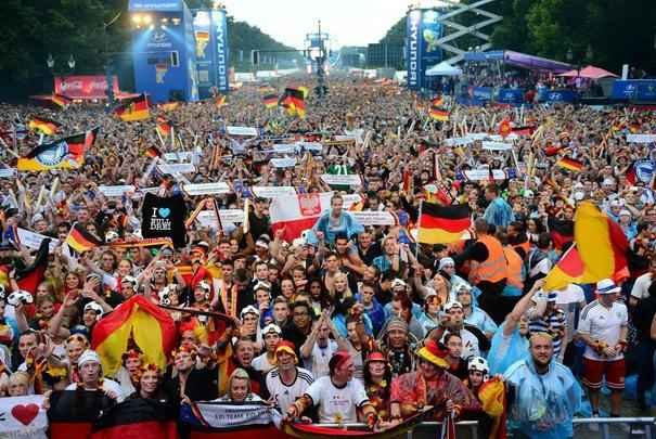 Milhares de alemes acompanham a grande deciso da Copa no Porto de Brandemburgo, em Berlim