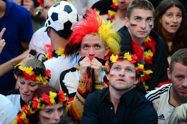 Milhares de alemes acompanham a grande deciso da Copa no Porto de Brandemburgo, em Berlim