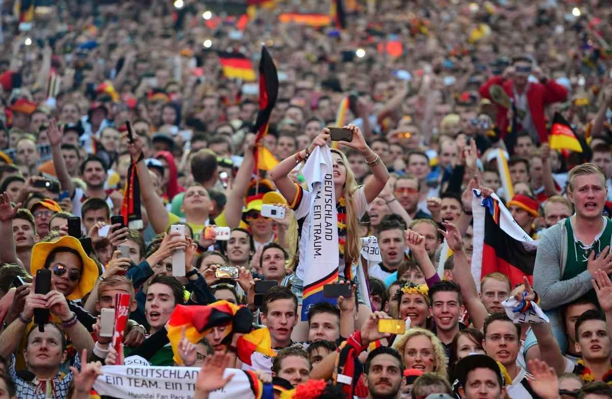 Milhares de alemes acompanham a grande deciso da Copa no Porto de Brandemburgo, em Berlim