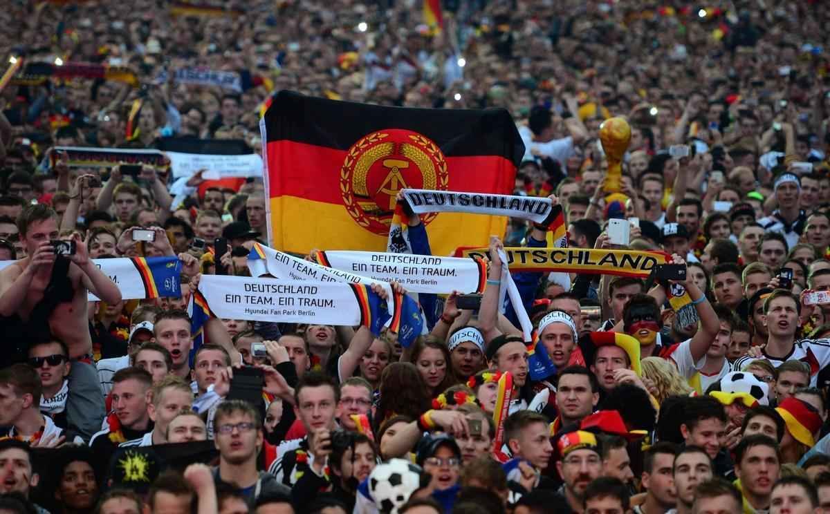 Milhares de alemes acompanham a grande deciso da Copa no Porto de Brandemburgo, em Berlim