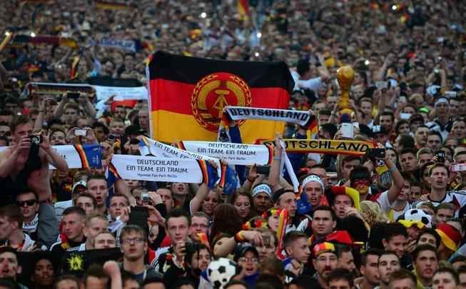 Milhares de alemes acompanham a grande deciso da Copa no Porto de Brandemburgo, em Berlim