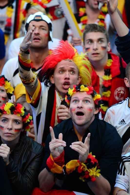 Milhares de alemes acompanham a grande deciso da Copa no Porto de Brandemburgo, em Berlim