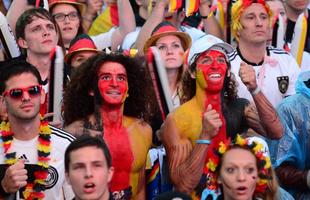 Milhares de alemães acompanham a grande decisão da Copa no Portão de Brandemburgo, em Berlim