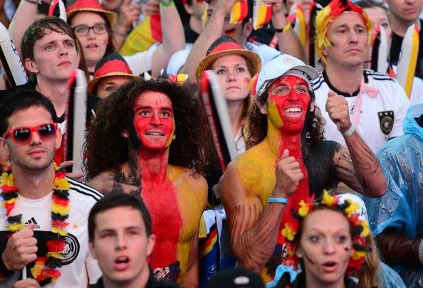 Milhares de alemes acompanham a grande deciso da Copa no Porto de Brandemburgo, em Berlim