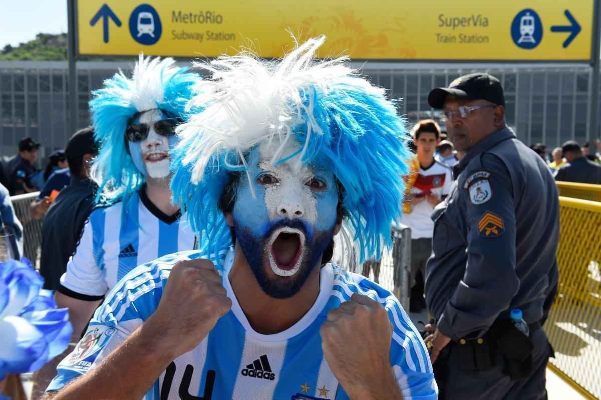 Argentinos, alemes e pessoas de vrias nacionalidades no clima da deciso da Copa do Mundo no entorno do Maracan