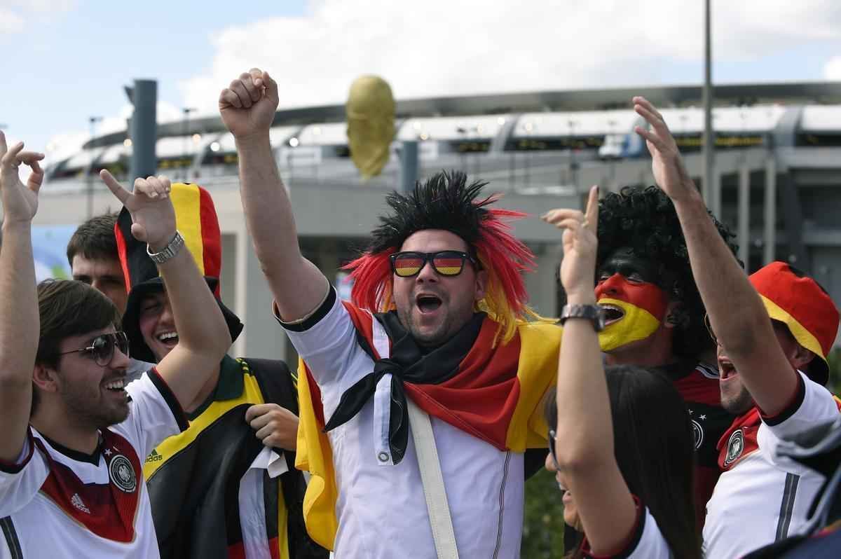 Argentinos, alemes e pessoas de vrias nacionalidades no clima da deciso da Copa do Mundo no entorno do Maracan