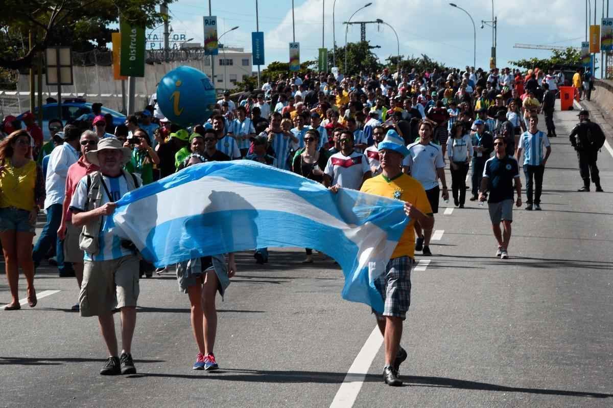 Argentinos, alemes e pessoas de vrias nacionalidades no clima da deciso da Copa do Mundo no entorno do Maracan