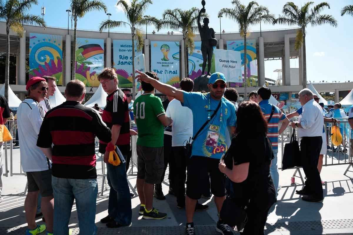 Argentinos, alemes e pessoas de vrias nacionalidades no clima da deciso da Copa do Mundo no entorno do Maracan