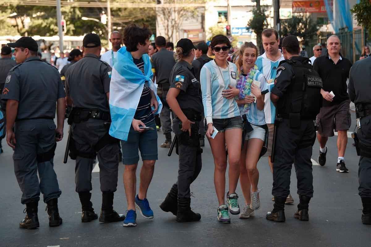 Argentinos, alemes e pessoas de vrias nacionalidades no clima da deciso da Copa do Mundo no entorno do Maracan