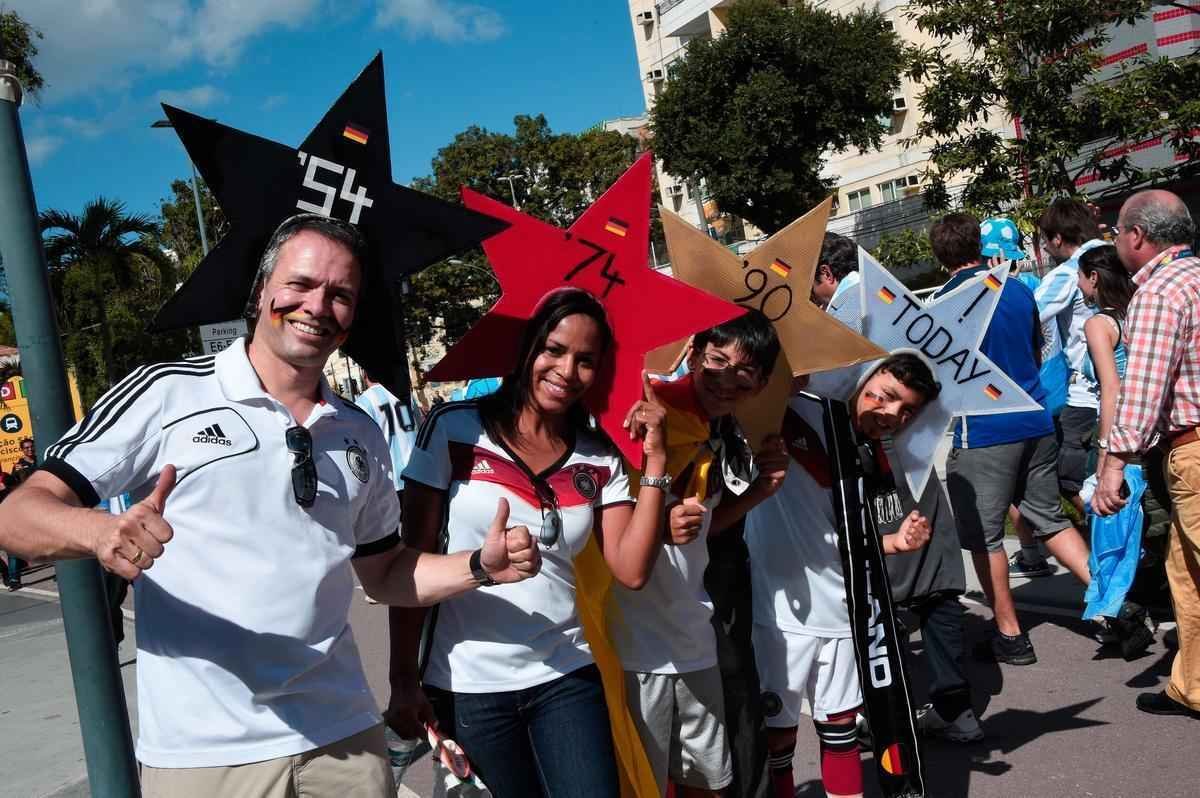 Argentinos, alemes e pessoas de vrias nacionalidades no clima da deciso da Copa do Mundo no entorno do Maracan