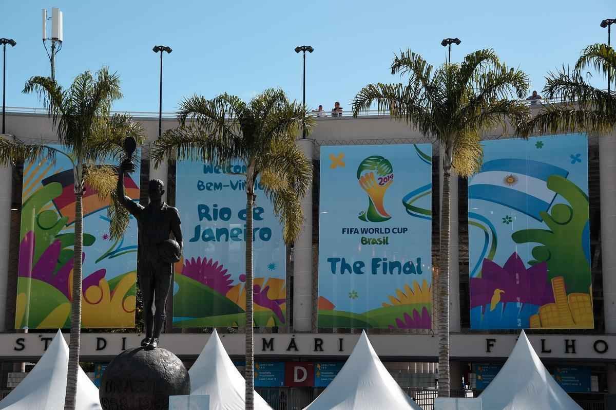 Argentinos, alemes e pessoas de vrias nacionalidades no clima da deciso da Copa do Mundo no entorno do Maracan