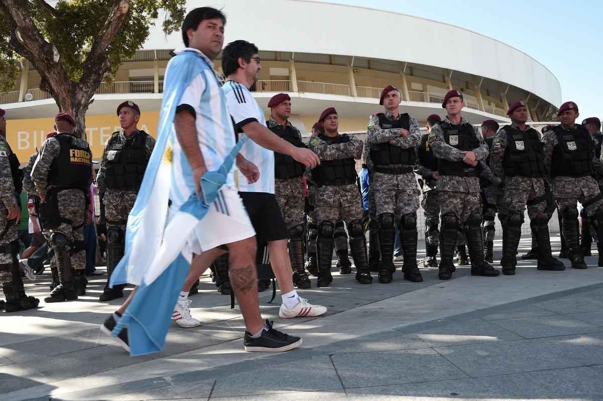 Argentinos, alemes e pessoas de vrias nacionalidades no clima da deciso da Copa do Mundo no entorno do Maracan