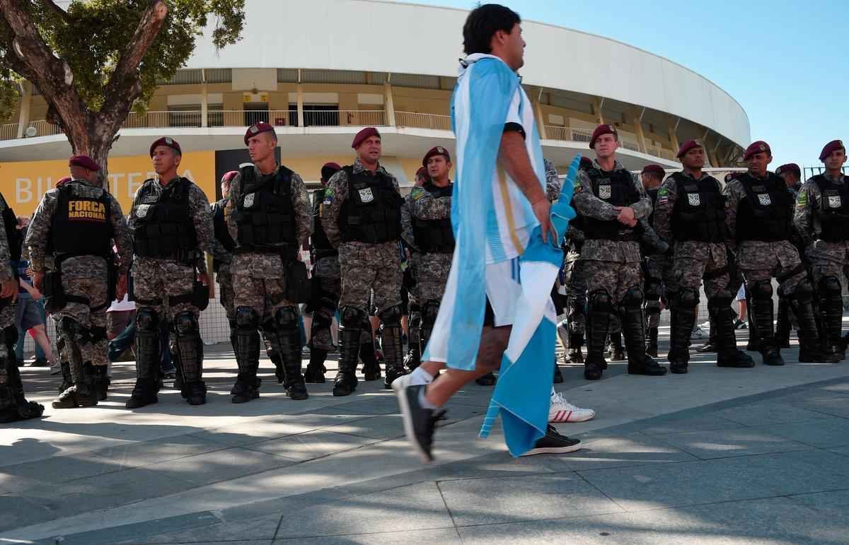 Argentinos, alemes e pessoas de vrias nacionalidades no clima da deciso da Copa do Mundo no entorno do Maracan
