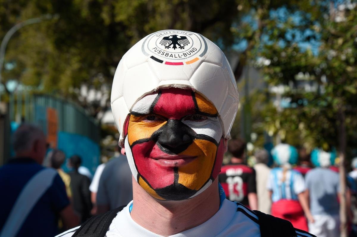 Argentinos, alemes e pessoas de vrias nacionalidades no clima da deciso da Copa do Mundo no entorno do Maracan