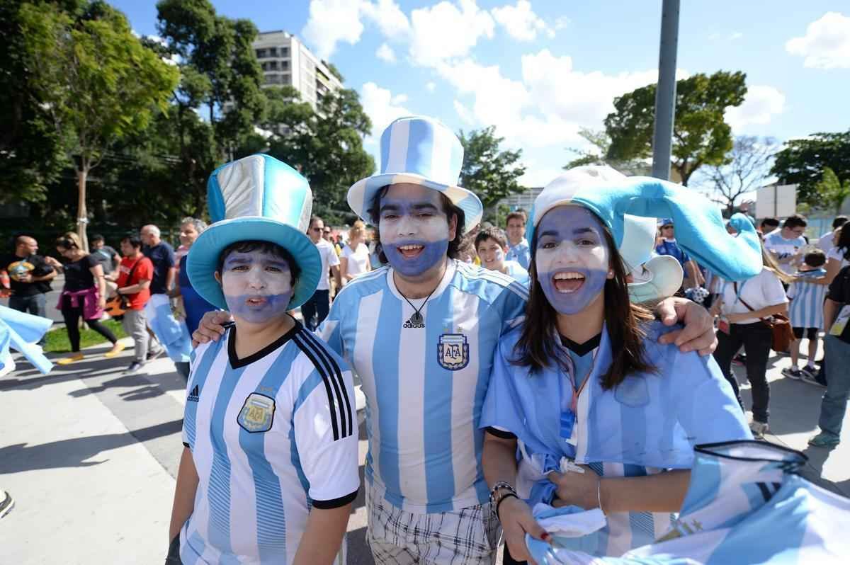Argentinos, alemes e pessoas de vrias nacionalidades no clima da deciso da Copa do Mundo no entorno do Maracan