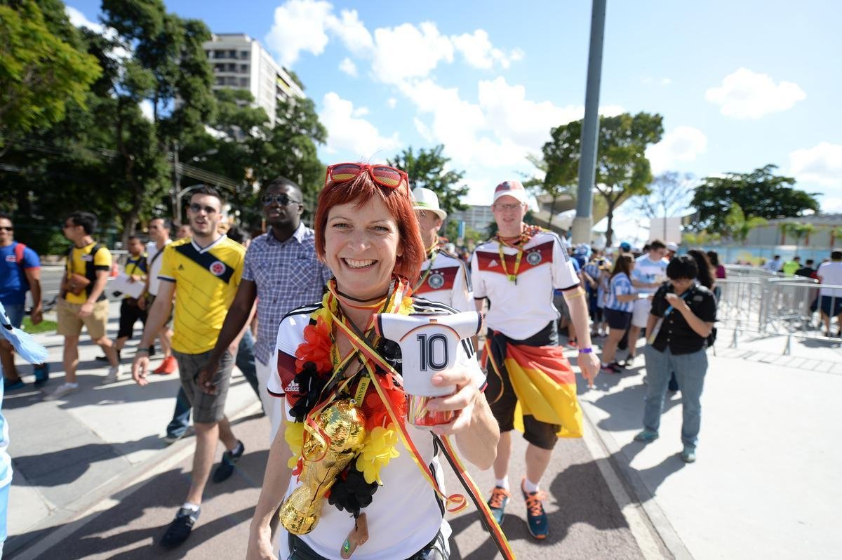 Argentinos, alemes e pessoas de vrias nacionalidades no clima da deciso da Copa do Mundo no entorno do Maracan