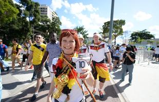 Argentinos, alemes e pessoas de vrias nacionalidades no clima da deciso da Copa do Mundo no entorno do Maracan