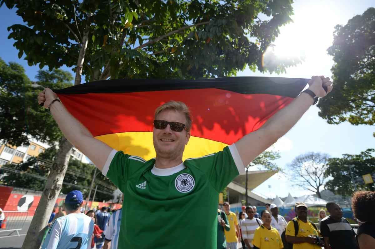 Argentinos, alemes e pessoas de vrias nacionalidades no clima da deciso da Copa do Mundo no entorno do Maracan