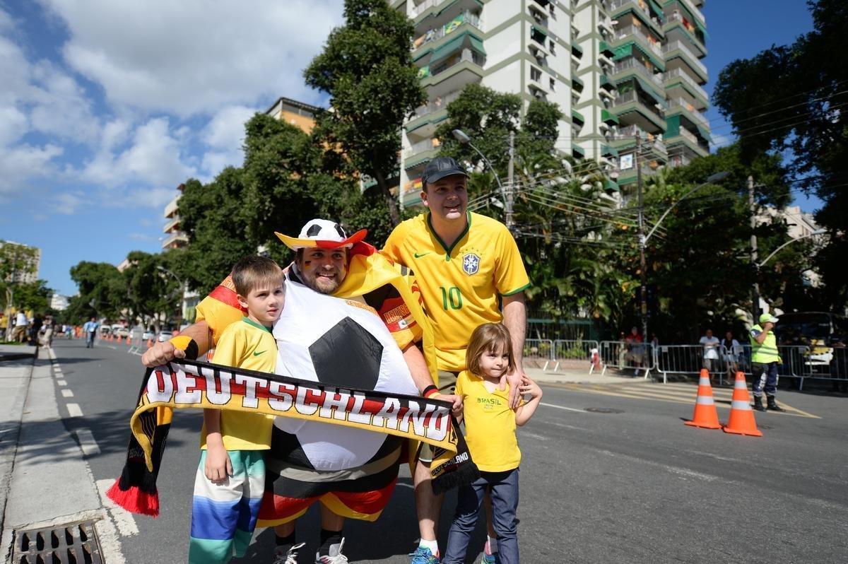 Argentinos, alemes e pessoas de vrias nacionalidades no clima da deciso da Copa do Mundo no entorno do Maracan