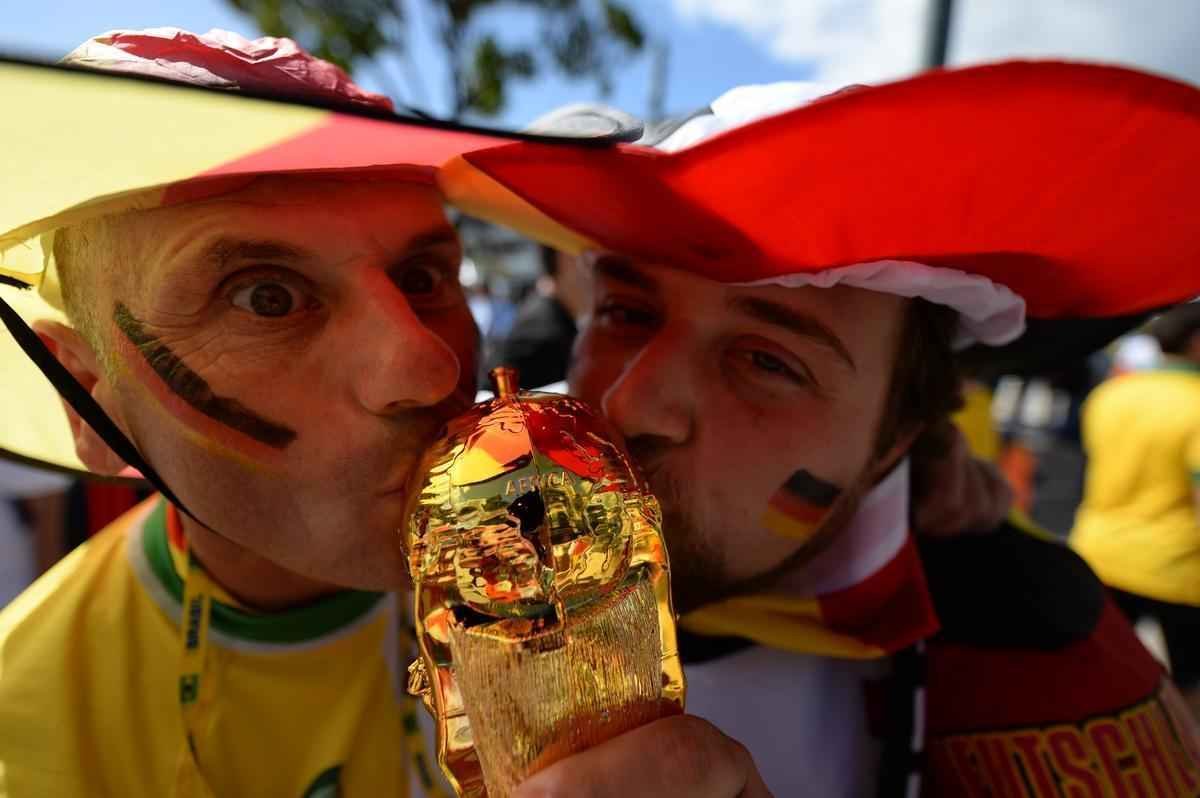 Argentinos, alemes e pessoas de vrias nacionalidades no clima da deciso da Copa do Mundo no entorno do Maracan