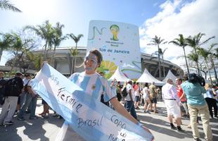 Argentinos, alemes e pessoas de vrias nacionalidades no clima da deciso da Copa do Mundo no entorno do Maracan