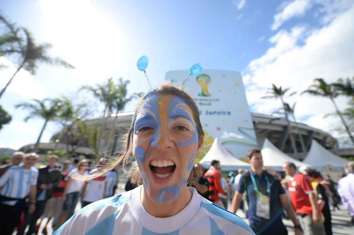 Argentinos, alemes e pessoas de vrias nacionalidades no clima da deciso da Copa do Mundo no entorno do Maracan