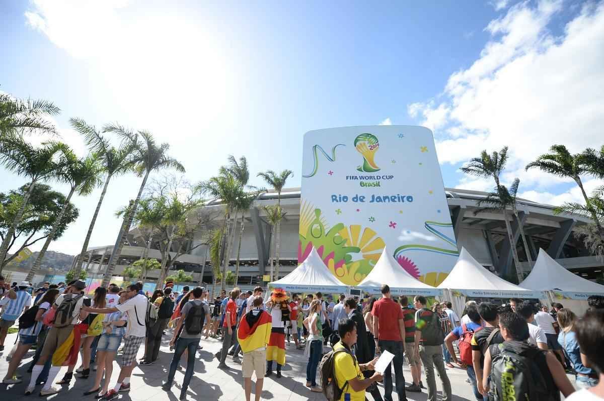 Argentinos, alemes e pessoas de vrias nacionalidades no clima da deciso da Copa do Mundo no entorno do Maracan