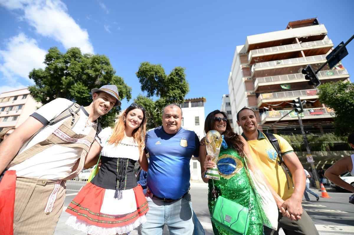 Argentinos, alemes e pessoas de vrias nacionalidades no clima da deciso da Copa do Mundo no entorno do Maracan