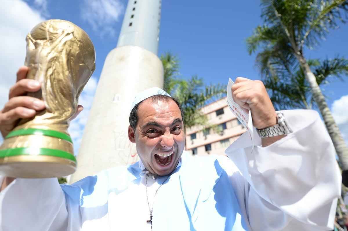 Argentinos, alemes e pessoas de vrias nacionalidades no clima da deciso da Copa do Mundo no entorno do Maracan