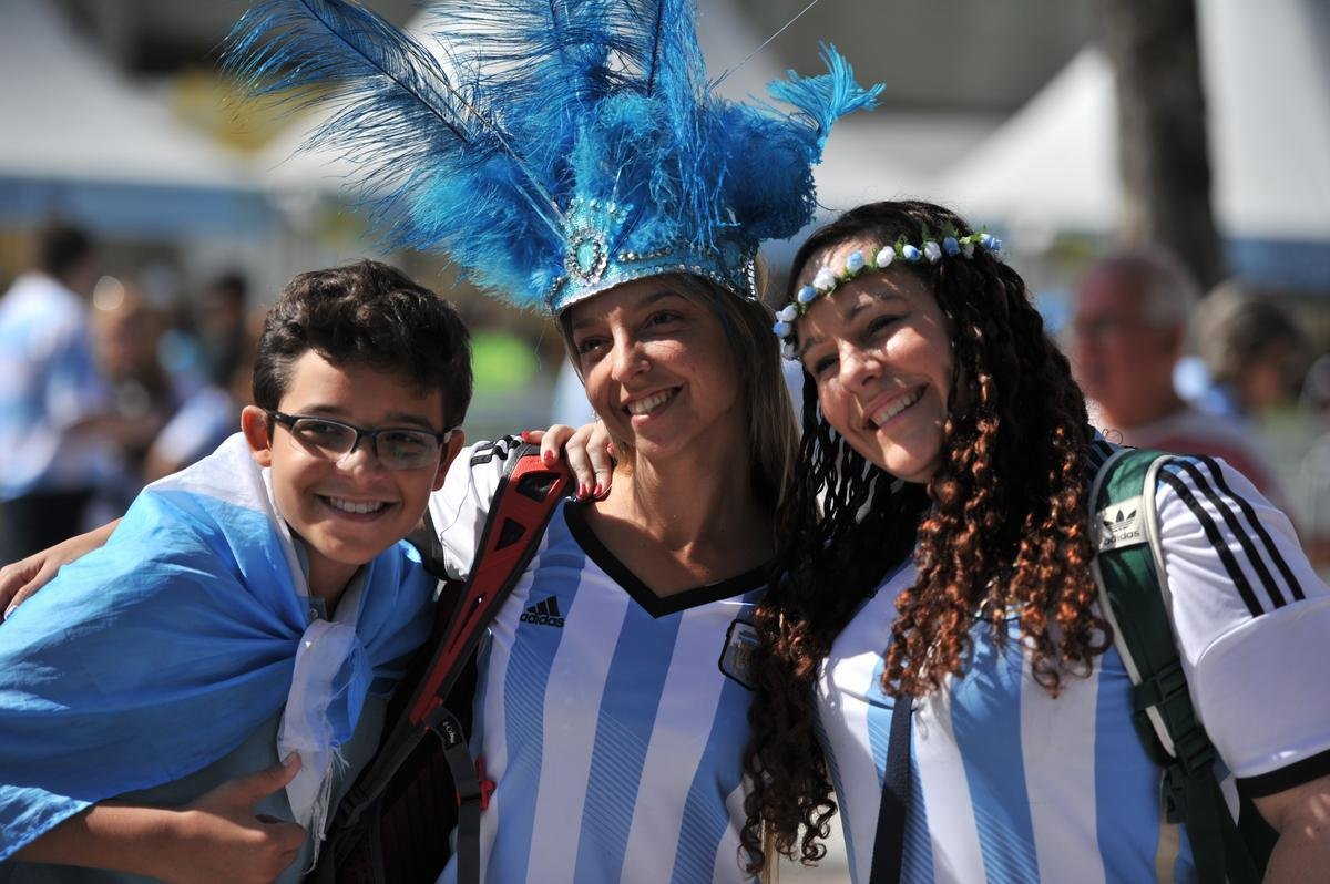 Argentinos, alemes e pessoas de vrias nacionalidades no clima da deciso da Copa do Mundo no entorno do Maracan