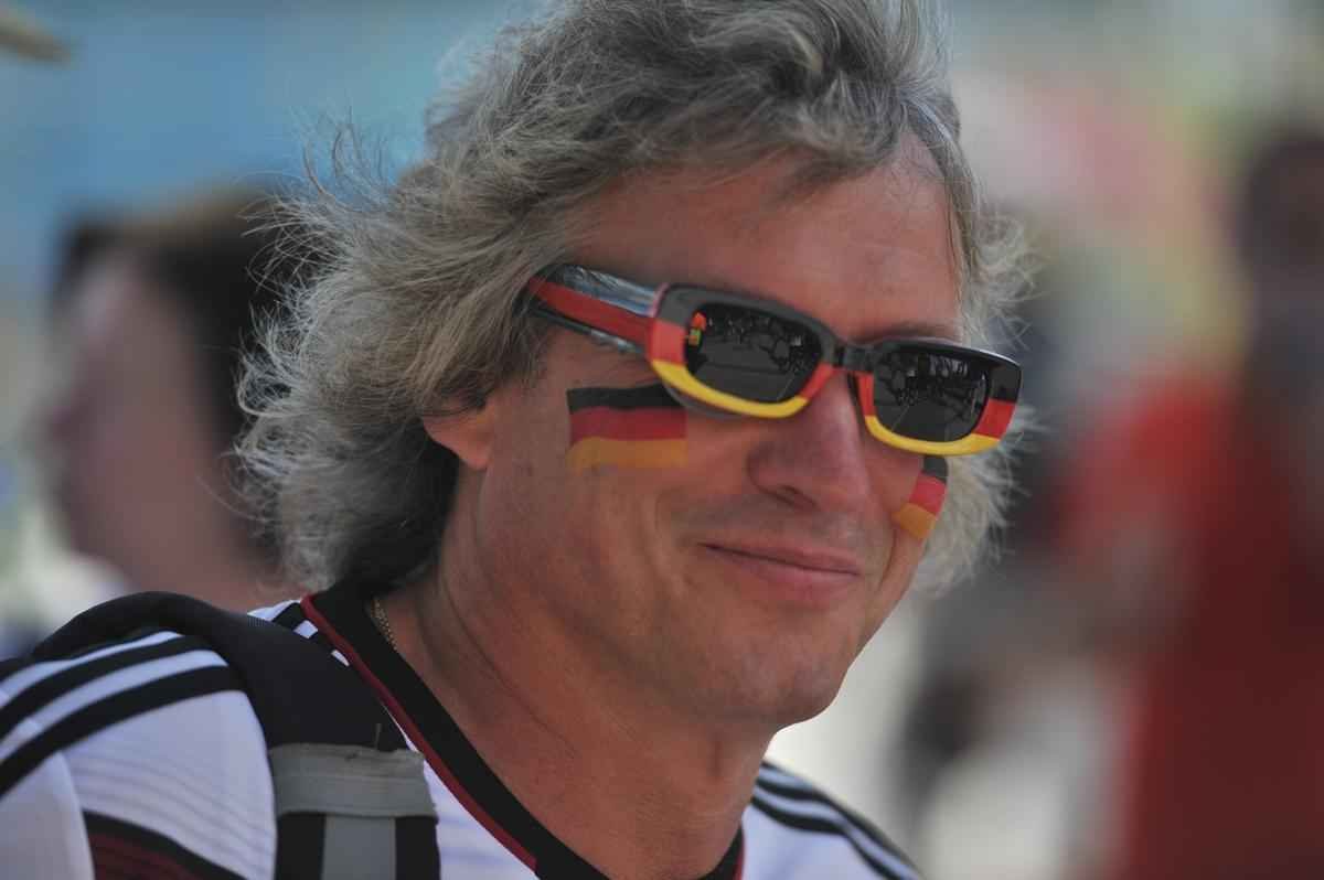 Argentinos, alemes e pessoas de vrias nacionalidades no clima da deciso da Copa do Mundo no entorno do Maracan