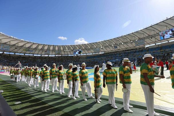 Astros da msica, como Shakira, Santana, Ivete Sangalo, Carlinhos Brown e Alexandre Pires participaram da festa no Maracan