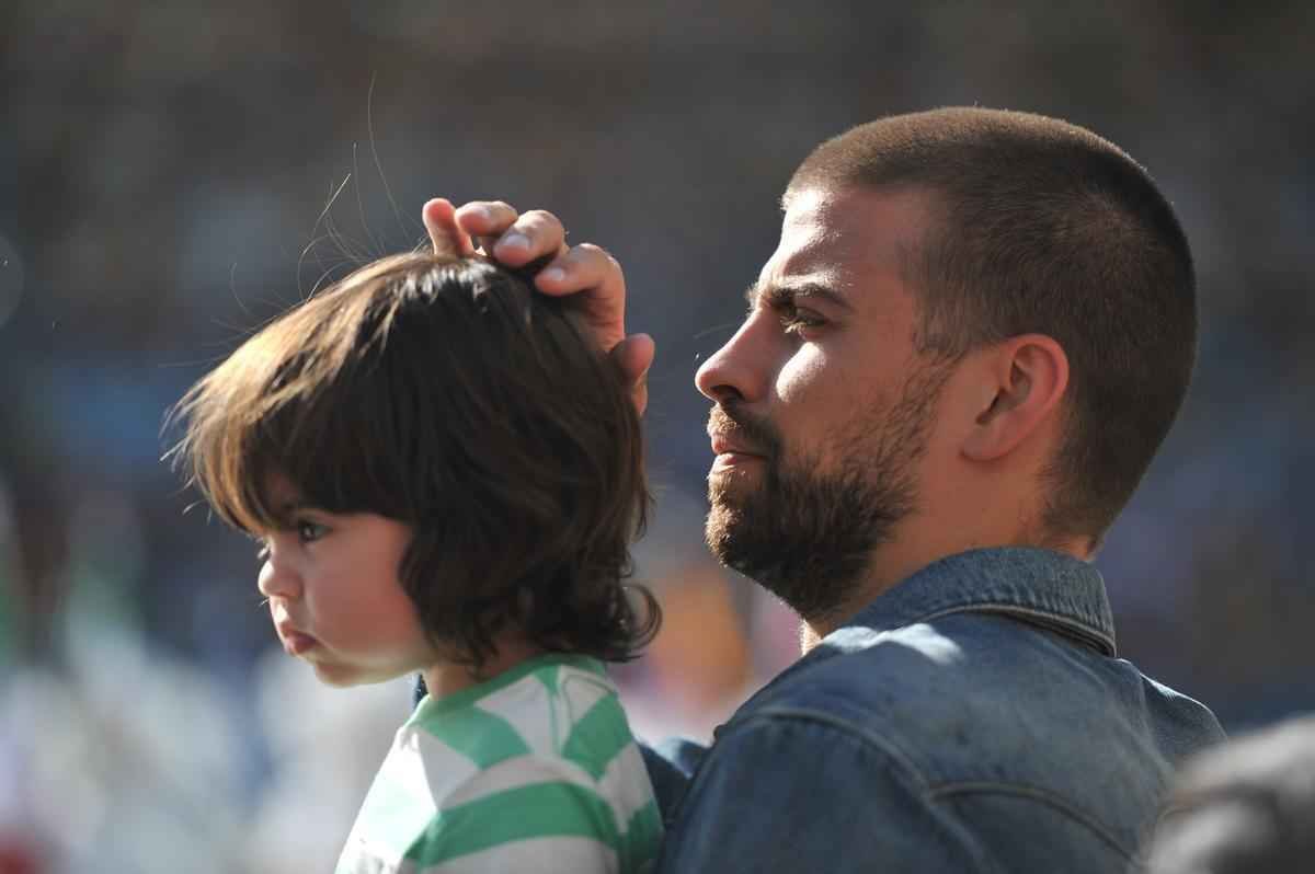 Piqu, do Barcelona, acompanha show da esposa Shakira com o filho no colo
