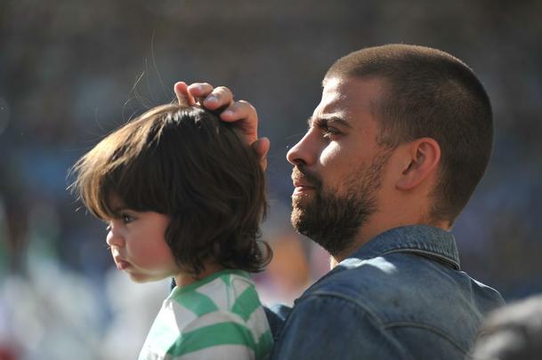 Piqu, do Barcelona, acompanha show da esposa Shakira com o filho no colo