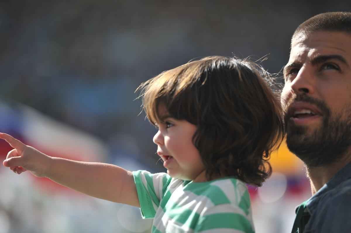Piqu, do Barcelona, acompanha show da esposa Shakira com o filho no colo