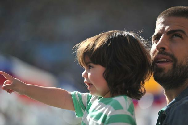 Piqu, do Barcelona, acompanha show da esposa Shakira com o filho no colo
