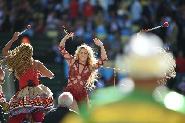 Piqu, do Barcelona, acompanha show da esposa Shakira com o filho no colo