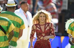Piqu, do Barcelona, acompanha show da esposa Shakira com o filho no colo