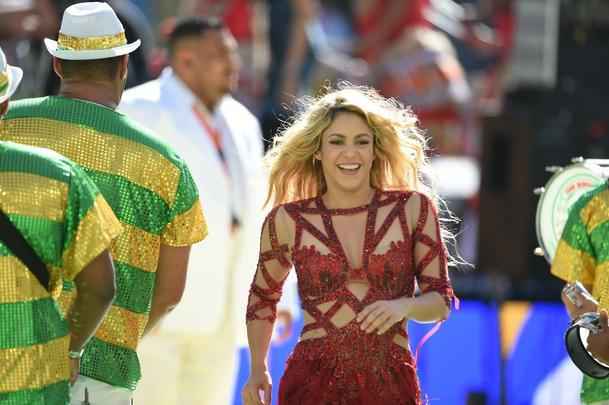 Piqu, do Barcelona, acompanha show da esposa Shakira com o filho no colo